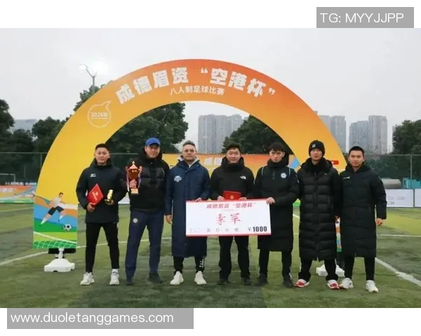 成都足球队在冠军赛中的灵活战术展现与团队协作分析 成都足球队在冠军赛中的灵活战术展现与团队协作分析